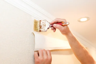 Pose de papier peint à Draix — revêtements muraux et toiles de verre